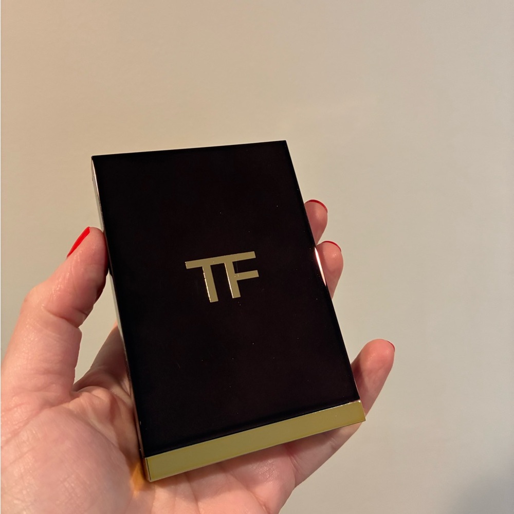 Tom Ford Honeymoon Eye Quad in Black and Gold - Picture 3 of 6